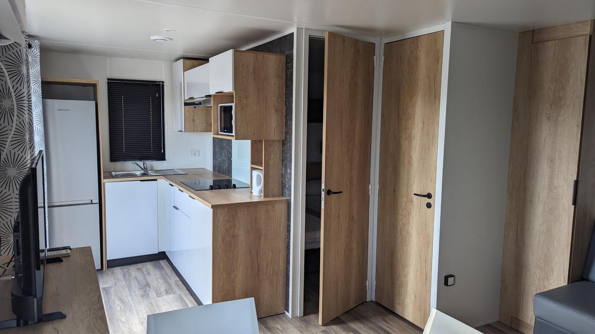 Camping Les Lodges Du Lagon Calvisson Room photo